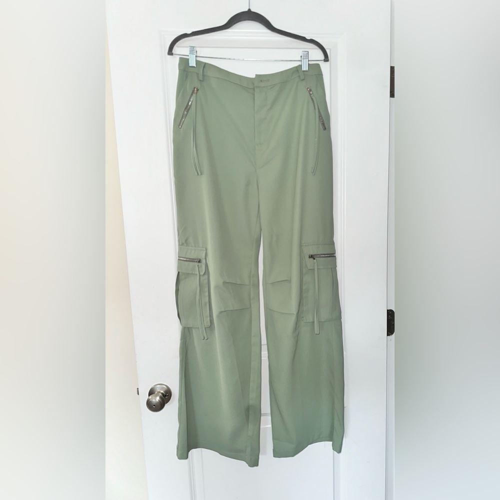 Never worn wide leg green pants. Inseam 31 in. Length 43 in. Waist. 32 in.